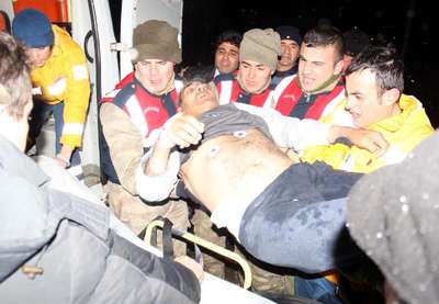 HASTA TAŞIYAN AMBULANS BARAJ GÖLETİNE UÇTU: 4 YARALI