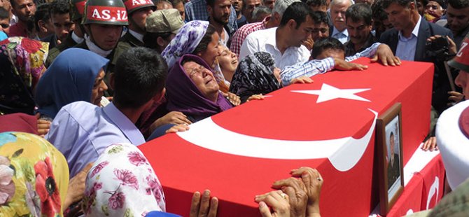 Şehitlerimiz toprağa veriliyor