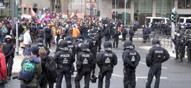 Binlerce kişi AfD'yi protesto etti
