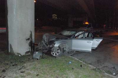 BORNOVA'DA KAZA: 3 YARALI