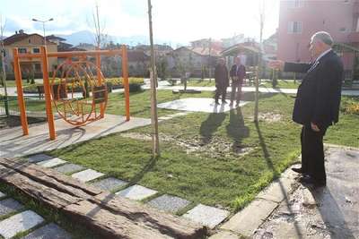 Parkta başına salıncak çarpan çocuk öldü