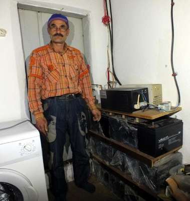 Güneş paneli ve rüzgar gülü ile kendi elektriğini üretiyor