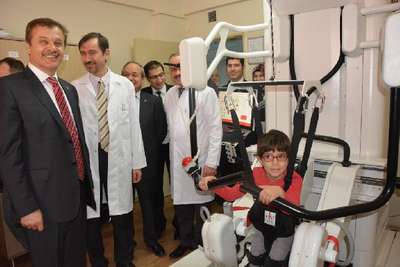 Bu robot yürüyemeyen çocuklara umut olacak