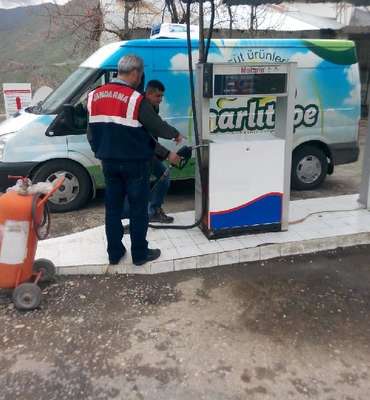 Hakkari'de akaryakıt istasyonlarına jandarma denetimi