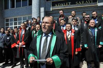 Yalova Adliyesi'nde savcı Kiraz'ın şehit edilmesi kınandı