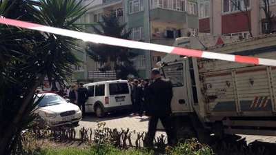 Polisi görünce eşini rehin aldı
