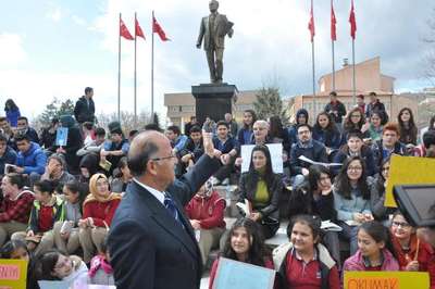 Kırıkkale Valisi Kolat, öğrencilerle birlikte kitap okudu