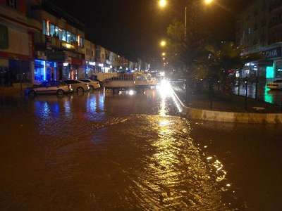 KAHTA'DA AŞIRI YAĞIŞ TAŞKINA NEDEN OLDU