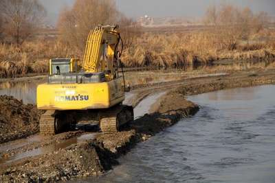 Dicle Nehri üzerindeki kum ocağı belediyece yıkıldı