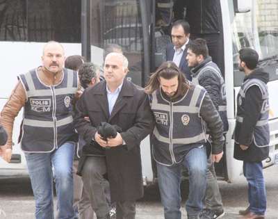 ŞANLIURFA'DA YASADIŞI DİNLEMEDEN GÖZALTINA ALINAN POLİSLER  ADLİYEYE SEVK EDİLDİ