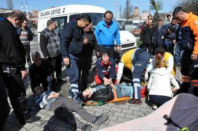 Minibüse çarpan motosikletteki 2 kişi yaralandı