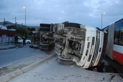 BUZLANAN YOLDA TIR DEVRİLDİ: 1 YARALI
