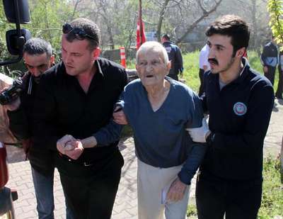 İtfaiye, yangında mahsur kalan çifti kurtardı