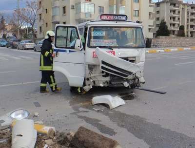 Yolcu minibüsü ambulansa çarptı: 3 yaralı