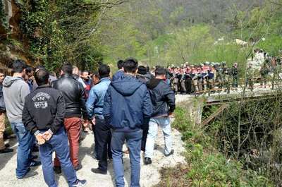 DHKP-C'li Yayla'nın cenazesi toprağa verilirken evi taşlandı