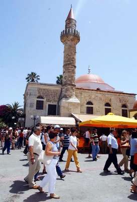 Yunan Adası'ndaki tarihi camide kaçaklar yangın çıkardı