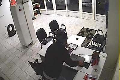 Kapıyı zorlayıp işyerine girdi, dizüstü bilgisayarı alıp kaçtı