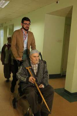 ÜNİVERSİTELİLERDEN YAŞLI HASTALARA MORAL