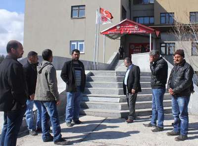 Borç nedeniyle kesilen elektriği kaçak bağlarken öldü