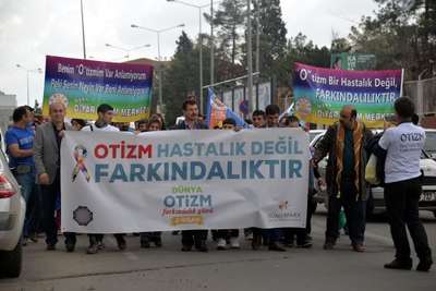 Otizme dikkat çekmek için yürüdüler