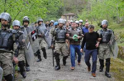 DHKP-C'li Yayla'nın cenazesi toprağa verilirken evi taşlandı  (2)