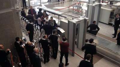 Adliye girişinde aranma gerginliğine çevikkuvvet müdahale etti; 1 kadın avukat yaralı