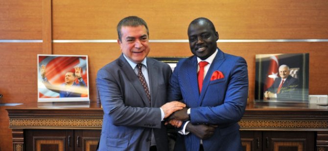 Mülteci olarak geldi, bakan olarak döndü