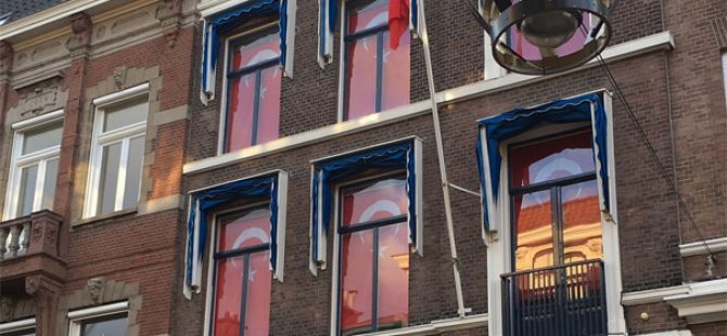 Hollanda'da sarayın karşısında Türk bayrakları