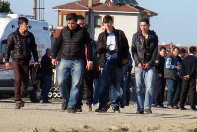 Vagonun üzerinde fotoğraf çektirmek için poz veren genç akıma kapıldı