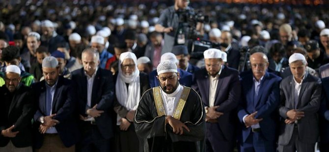 Ayasofya Meydanı'nda sabah namazı