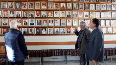 Ölen yakınları ve komşularının fotoğraflarını kahvehanesine asıyor