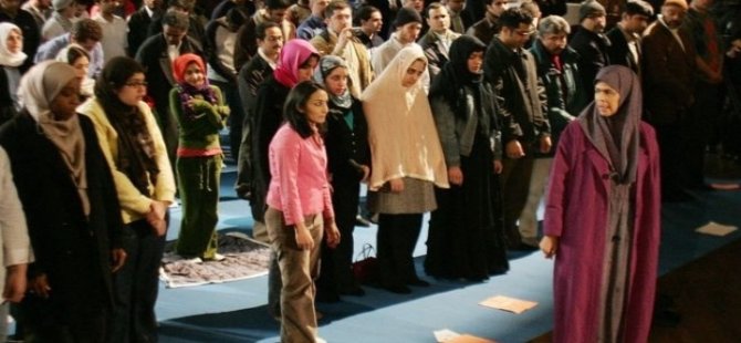 Hollanda'da cumayı kadın imam kıldırdı