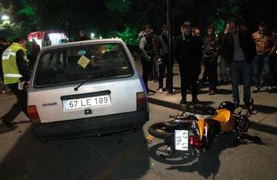 Otomobile çarpan motosiklette 2 yaralı