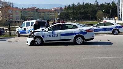 Polis aracı ile kamyonet çarpıştı: 2 yaralı