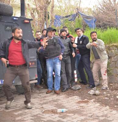 Diyarbakır'da cinayet zanlısını vermek istemeyen yakınları polisle çatıştı: 2'si polis 3 yaralı