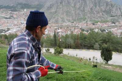 Balık tutar gibi çim biçiyor