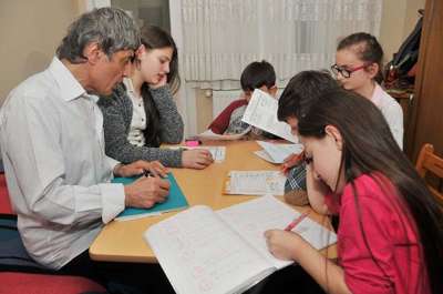 Görme engelli, 20 yıldır çocuklarla ders çalıştırıyor