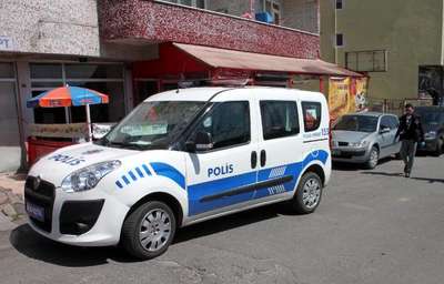 Bileklerini kesti, koşarak hastaneye gitti