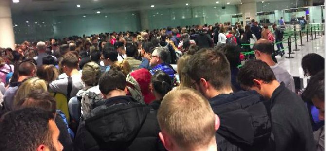 Pasaport kuyruğunda bekleyenler uçağı kaçırdı