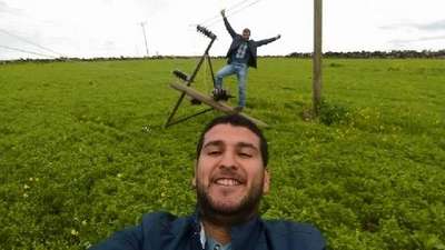 Devrilen elektrik direği üzerinde tehlikeli selfie