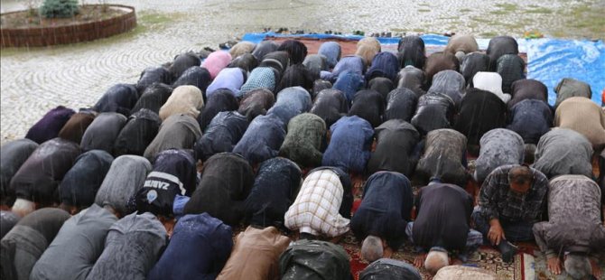 Yağmur duasında yağmura yakalandılar
