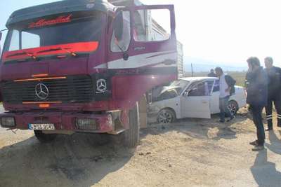 Otomobille kamyon çarpıştı: 4 yaralı