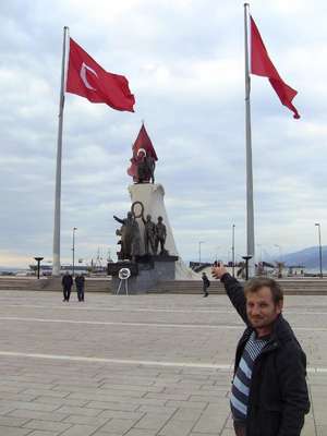 İskenderun'da yıldızsız Türk Bayrağı tepki çekti