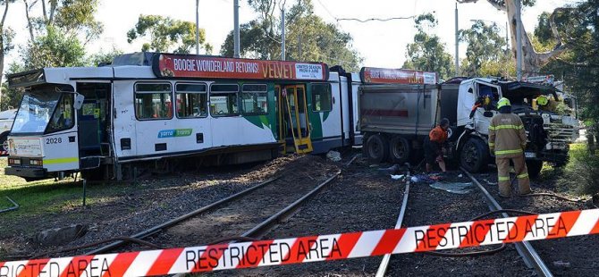 Tramvay ve kamyon çarpıştı: 29 yaralı
