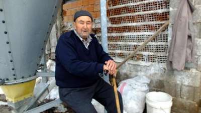 Bigadiç’te iki ahır ve bir tavuk çiftliğinin çatısı çöktü