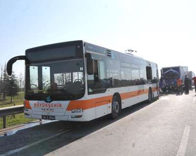 Kamyonet belediye otobüsüne arkadan çarptı: 10 yaralı