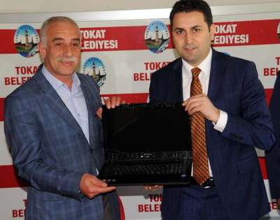 Tokat'ta belediye başkanından muhtarlara dizüstü bilgisayar