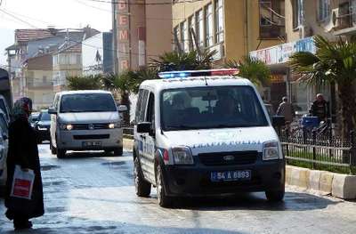 Ak Parti adayların aracına polis eskortu
