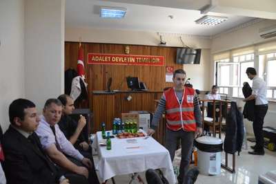 Duruşma salonunda kan bağışı