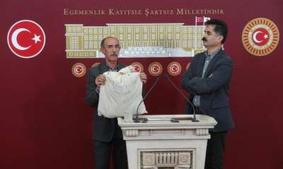 Oğlunun kıyafetleriyle basın toplantısı yaptı
